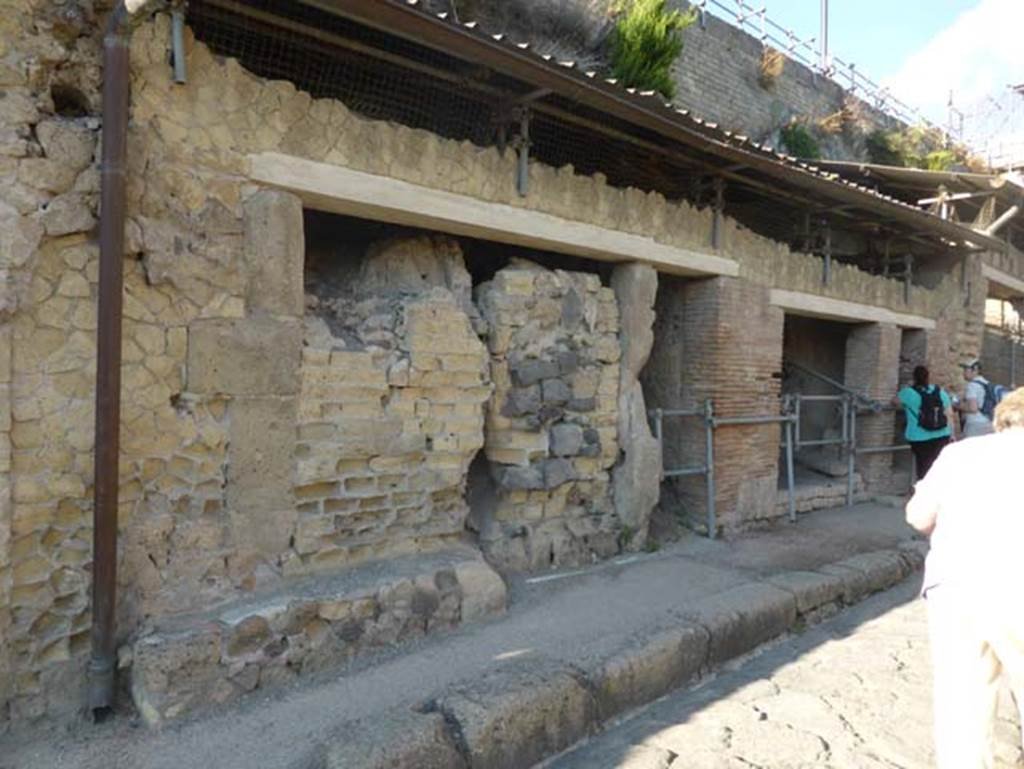 Ins VII, Herculaneum, September 2015. West side of Cardo III Superiore, looking north.