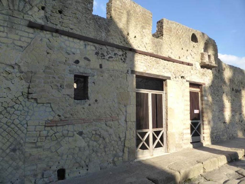 Ins VII, Herculaneum, September 2015. Doorways to workshop and dwelling on Decumanus Inferiore. 