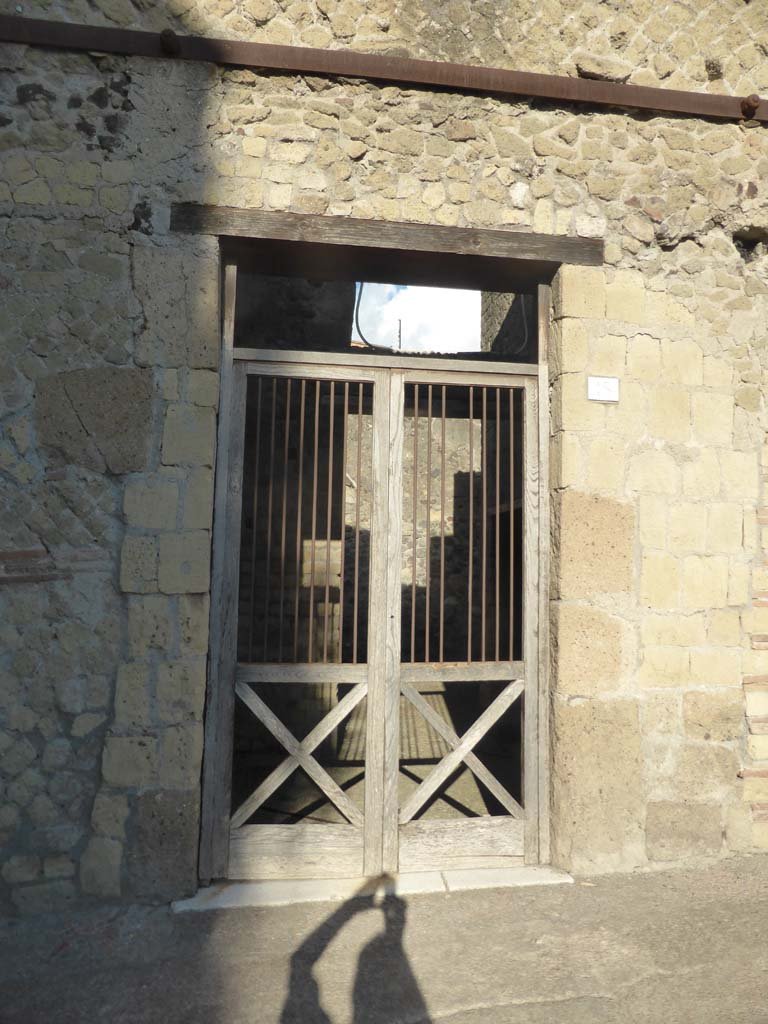 VII.18 Herculaneum, September 2015. Entrance doorway.