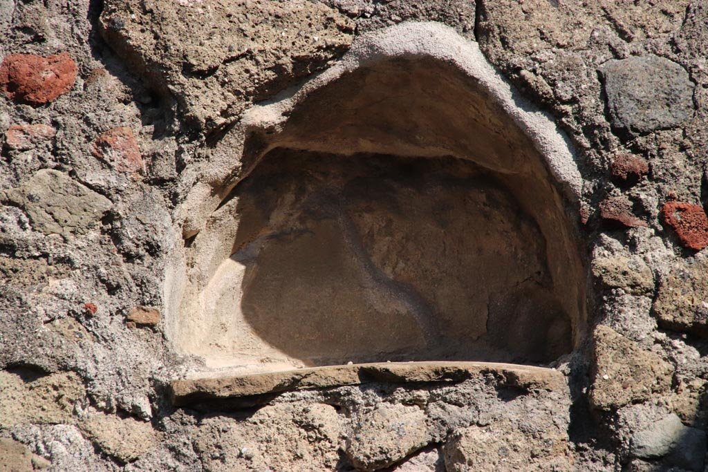 VII.18 Herculaneum, October 2022. Detail of niche on rear wall. Photo courtesy of Klaus Heese.