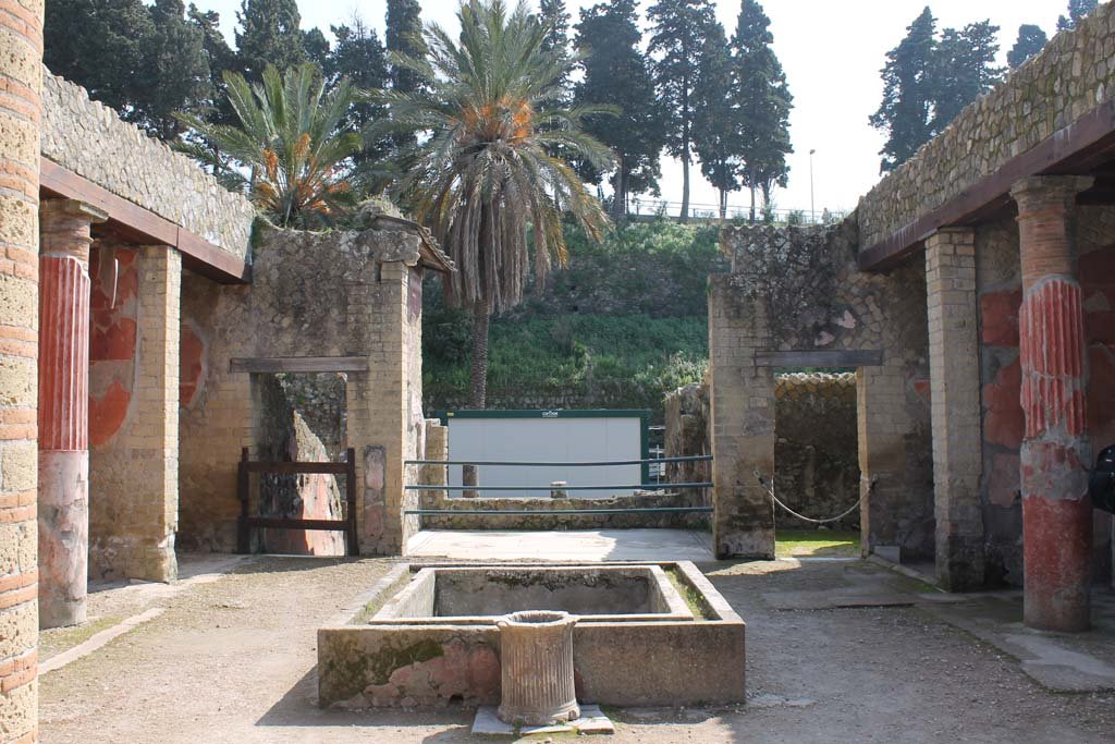 Ins. Orientalis I, 2, Herculaneum, March 2014. Looking east across atrium towards tablinum and garden area.
Foto Annette Haug, ERC Grant 681269 DÉCOR
