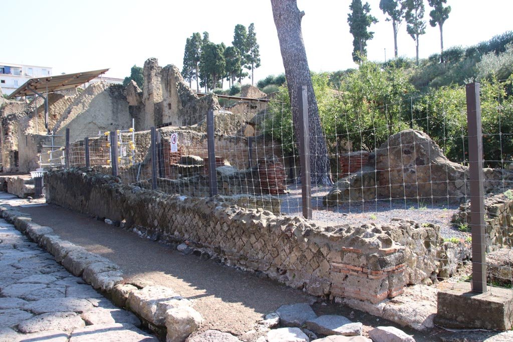 Vicolo Meridionale, the small roadway dividing Ins. Orientalis II, on left, from Ins. Orientalis I, on right. Looking east. September 2015. This roadway slopes downward on the eastern side of the site, and would have originally dropped down to the river harbour below.
