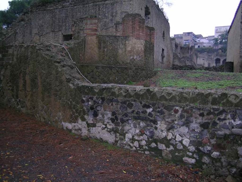 Ins. Or. II, 1ª, Herculaneum. December 2004. 
Exterior wall in Vicolo Meridionale, looking north at rear of bakery and apsed window. 
Photo courtesy of Nicolas Monteix.

