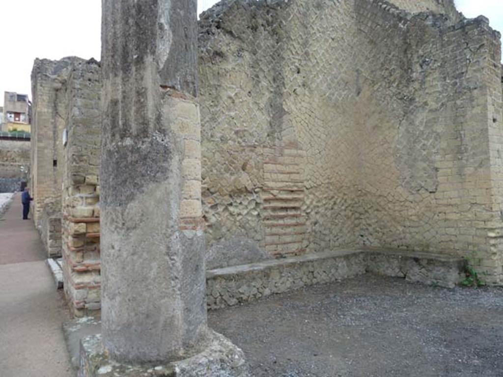 Ins. Orientalis II 4, Herculaneum, September 2015. Looking east from vestibule into large entrance hall.