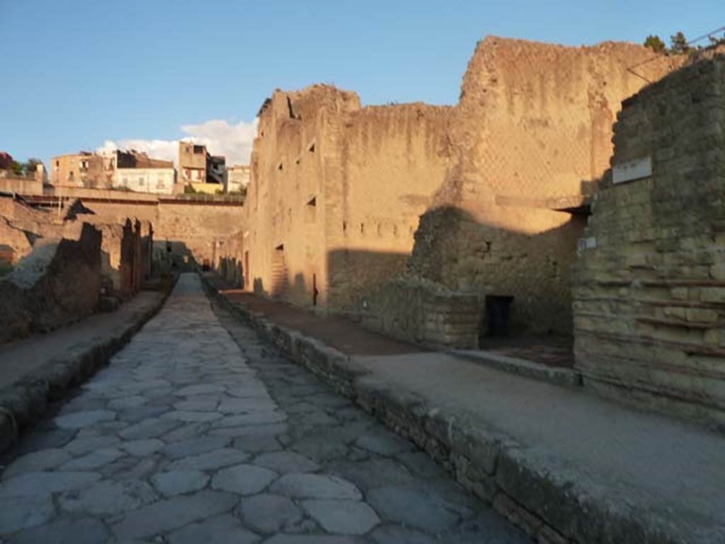 Cardo V, Herculaneum, September 2015. Looking north with Ins. Or. II.5 on right.