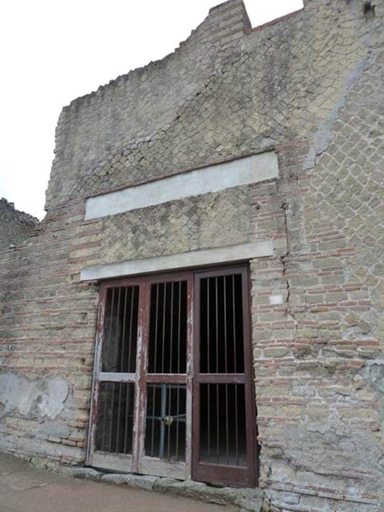 Ins. Orientalis II.9, Herculaneum. September 2015. Entrance doorway.