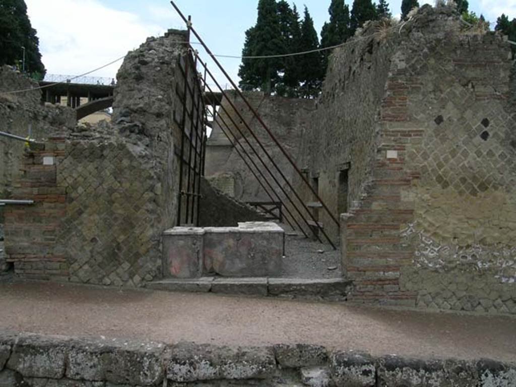 Ins Or II.13, Herculaneum. June 2006. Entrance doorway on east side of Cardo V. Photo courtesy of Nicolas Monteix.