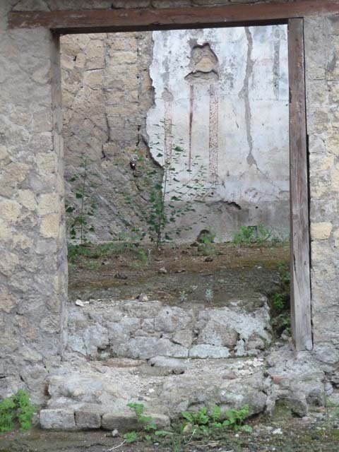 Ins. Orientalis II.16, Herculaneum. September 2015. Doorway to rear room in east wall of workshop.