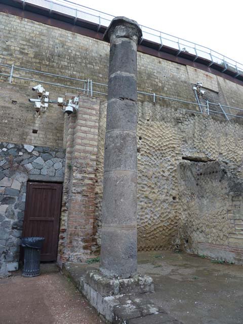 Ins. Orientalis II.19, Herculaneum. September 2015. Column near north end of entrance. 