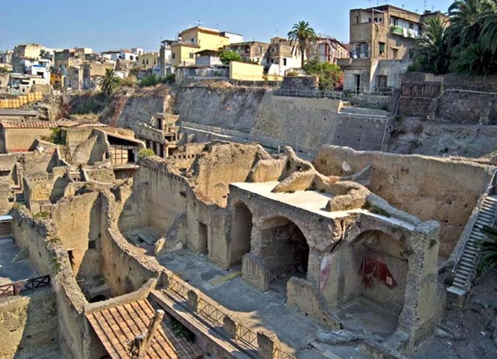 Herculaneum, July 2007. Looking north-west from access roadway, towards upper rooms on loggia of Palaestra.
Photo courtesy of Jennifer Stephens. ©jfs2007_HERC-9261.

