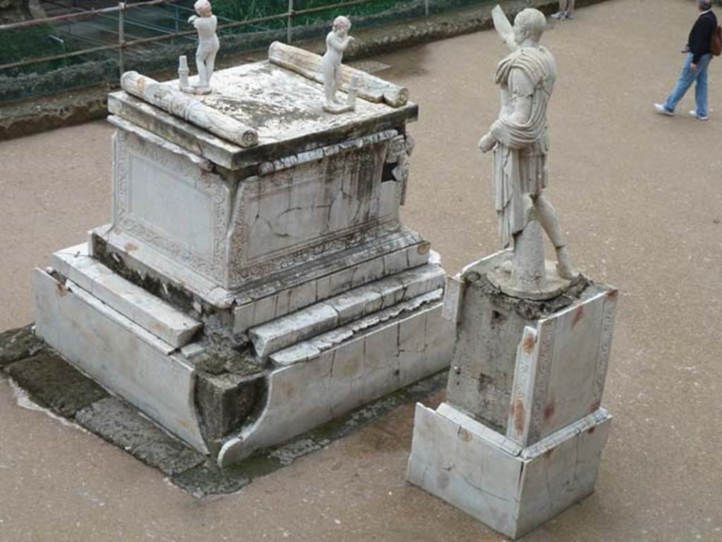 Herculaneum, April 2014. 
Memorial altar to Marcus Nonius Balbus together with a plaster-cast of his breast-plated statue, on the right.
Photo courtesy of Klaus Heese.
