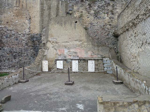 Herculaneum, August 2013. Sacred Area terrace, detail of steps on east end of the shrine of the Four Gods. Photo courtesy of Buzz Ferebee.
