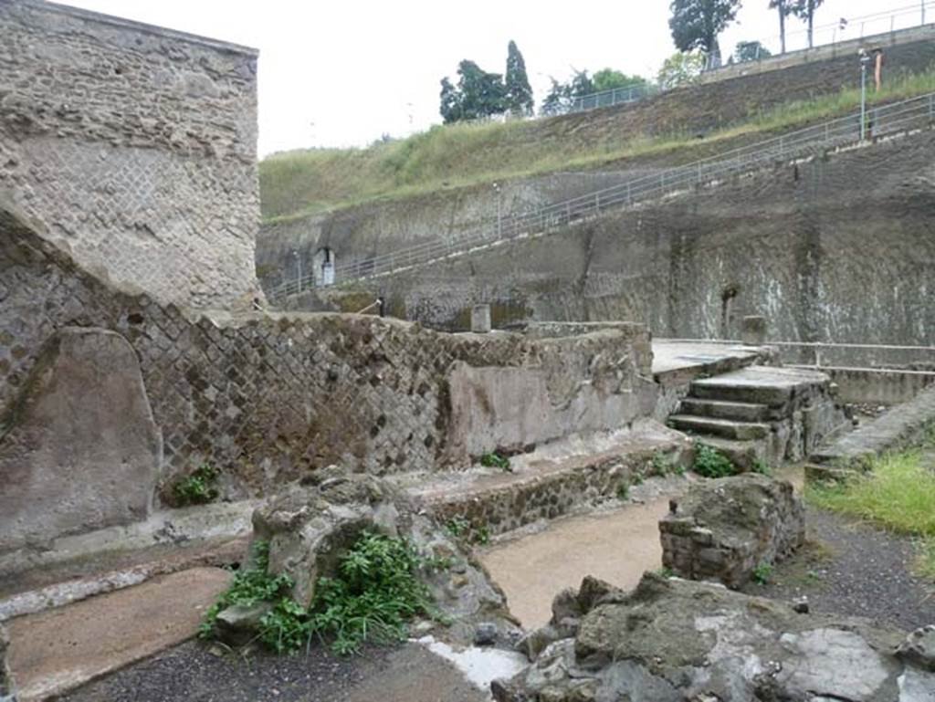 Herculaneum, September 2015. Sacred Area terrace, looking south-east from north-west corner.