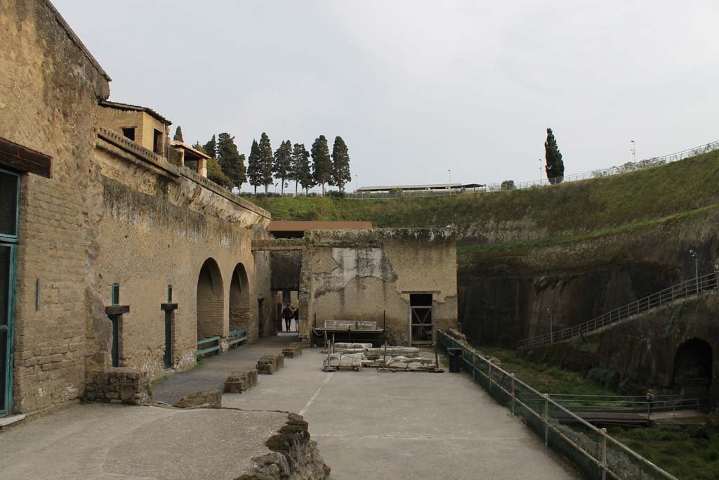 Herculaneum, March 2014. Sacred Area terrace, looking east along the south side of the terrace.
Foto Annette Haug, ERC Grant 681269 DÉCOR.
