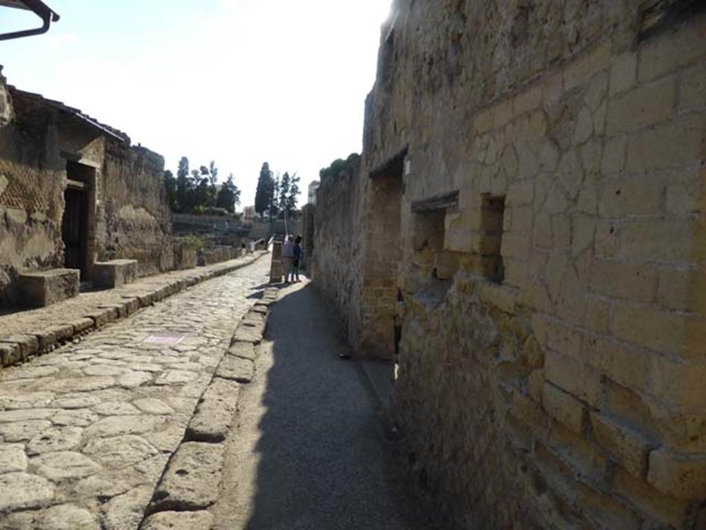 Cardo III, Herculaneum. March 2019. Looking north from junction with Decumanus Inferiore, from between VII.2 and VI.3.  
Foto Annette Haug, ERC Grant 681269 DÉCOR.
