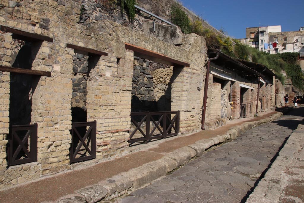 Cardo III, Herculaneum. September 2019. Looking north along east side of roadway, from near VI.29.
Photo courtesy of Klaus Heese.
