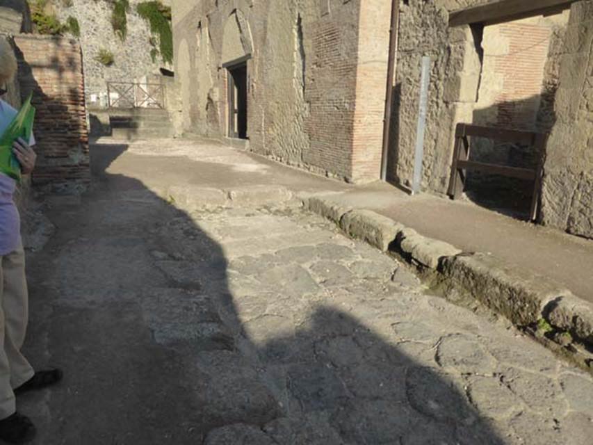 Cardo III Superiore, Herculaneum. September 2019. Looking north to steps and rectangular structure.
Photo courtesy of Klaus Heese.
