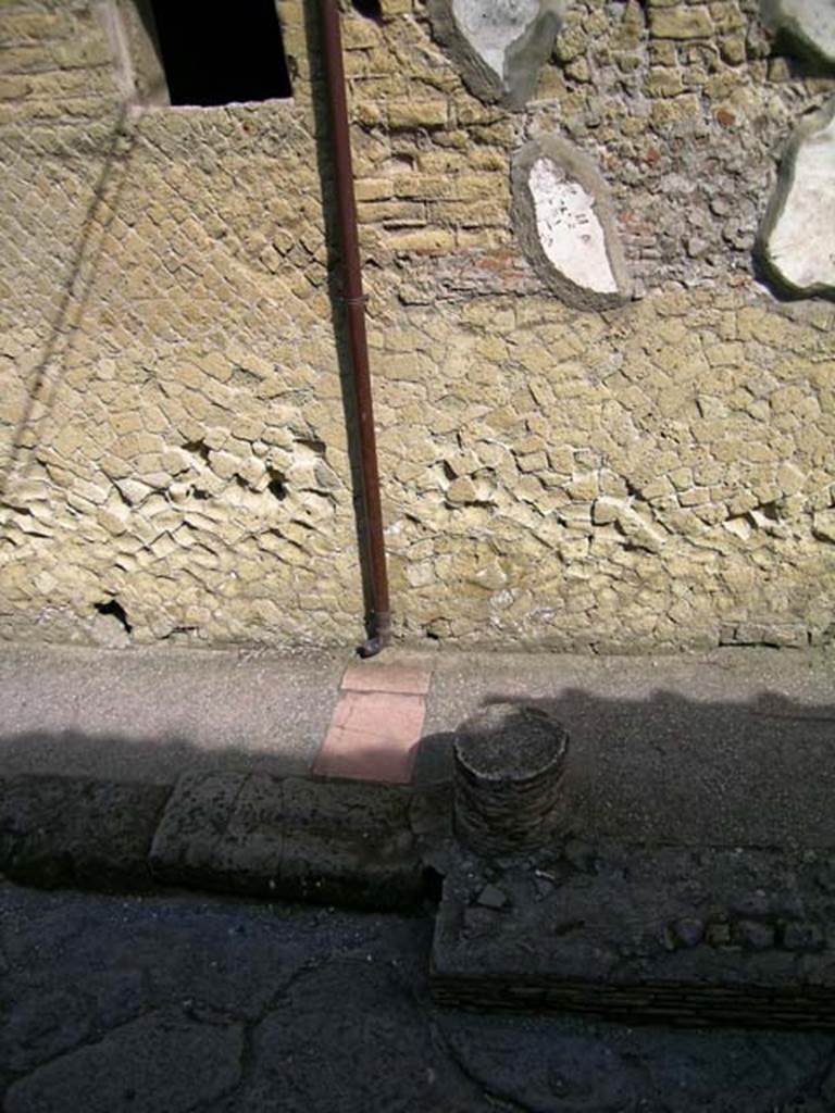 VI.8 and VI.9 Herculaneum, May 2004. Pavement on west side of Cardo IV. Photo courtesy of Nicolas Monteix.

