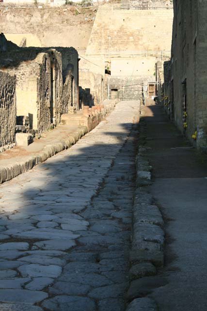 Cardo V, Herculaneum, August 2021. 
Looking south towards junction with Decumanus Inferiore, on right. Photo courtesy of Robert Hanson.

