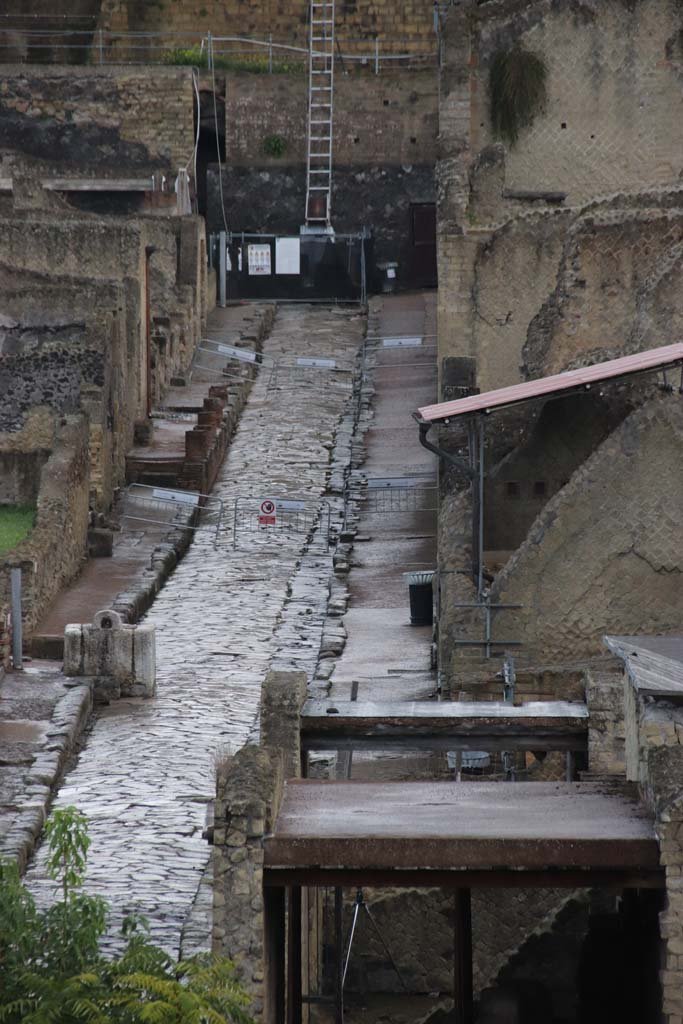 Cardo V, Herculaneum. February 2007. Looking north from near the fountain at the junction with Decumanus Inferiore.
Photo courtesy of Nicolas Monteix.

