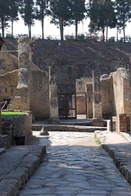 Decumanus Inferiore, Herculaneum. June 2008. 
Looking east towards junction with Cardo V, and entrance doorway to Palaestra, straight ahead.
Photo courtesy of Nicolas Monteix.
