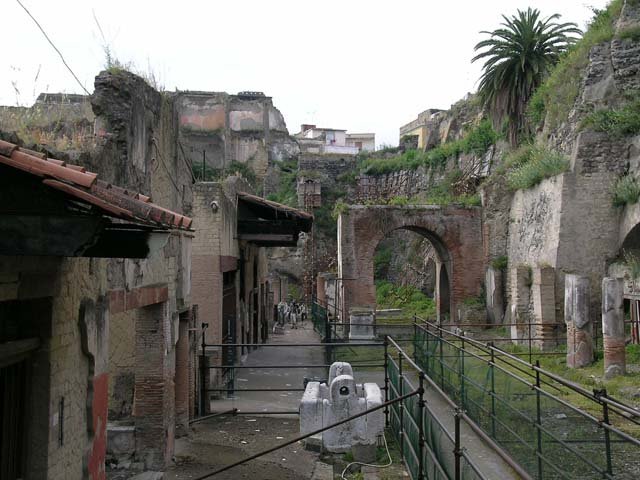 Decumanus Maximus, Herculaneum, September 2017. Looking west towards fountain on south side of roadway, from access bridge.
Photo courtesy of Klaus Heese.
