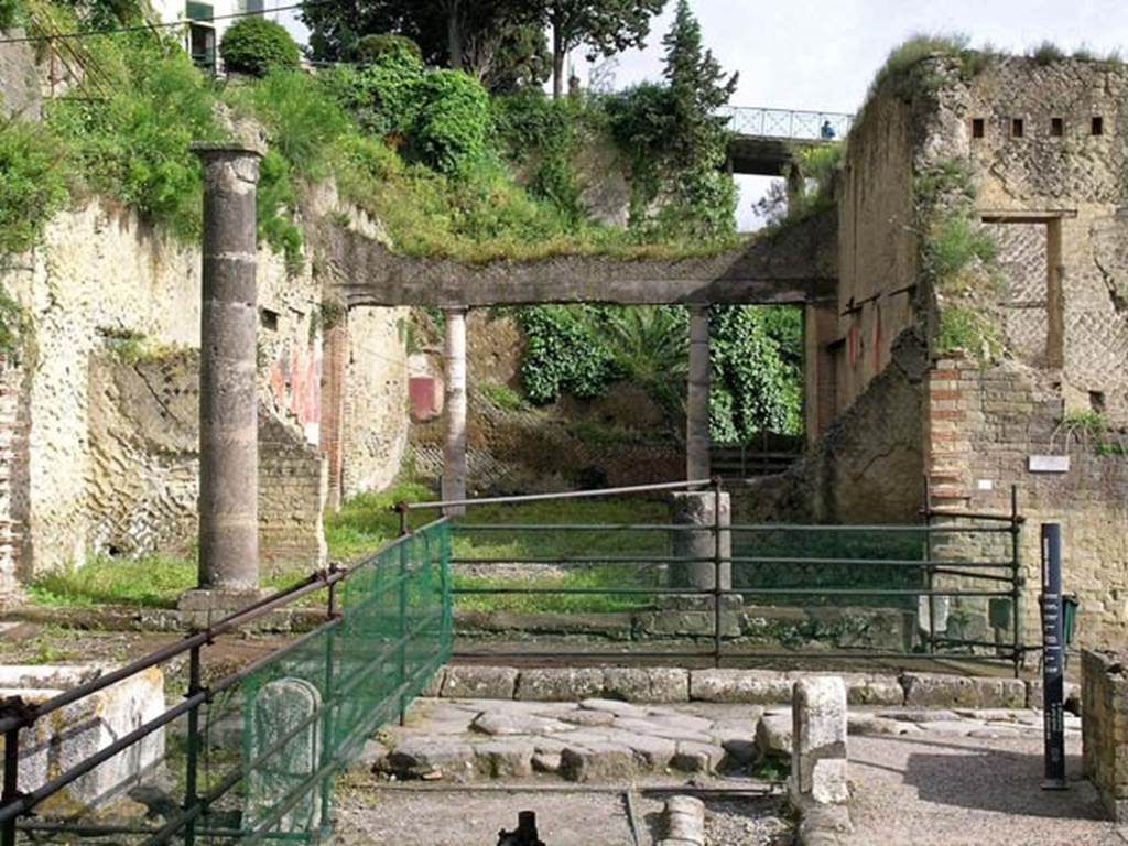 Decumanus Maximus, Herculaneum, May 2004. Looking east from junction with Cardo V, on right.  
Photo courtesy of Nicolas Monteix.
