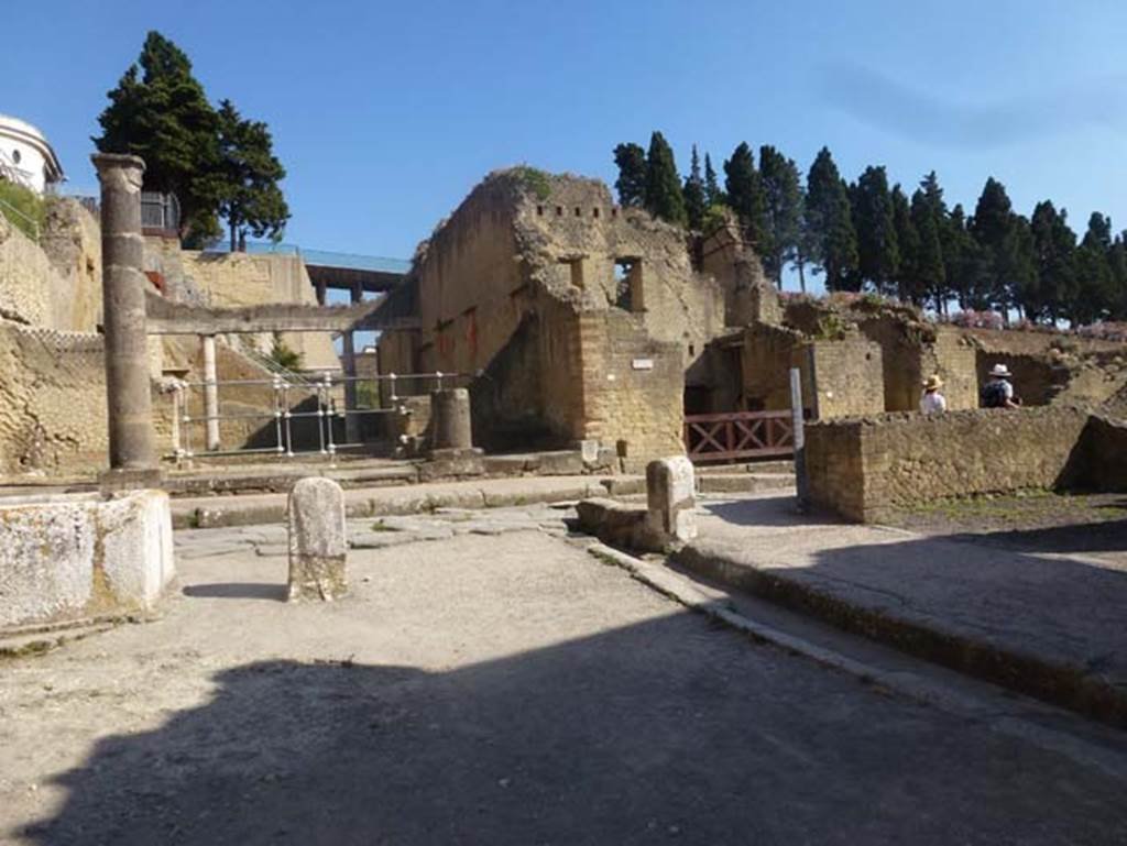 Decumanus Maximus, Herculaneum, June 2012. Looking east towards northern end of Ins. Orientalis II.  Photo courtesy of Michael Binns.
