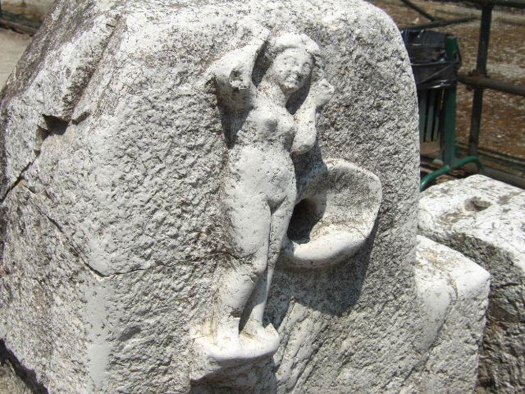 Fountain of Venus, Decumanus Maximus, Herculaneum. May 2006. Figure of Venus. West end of fountain.
card%2010%20707