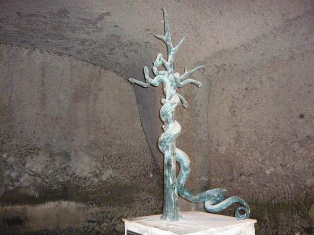 Ins. Orientalis II 4, Herculaneum, August 2013. Reproduction of a bronze fountain depicting Hydra, a large many-headed serpent spirally entwined around the trunk of a tree.  Photo courtesy of Buzz Ferebee.
