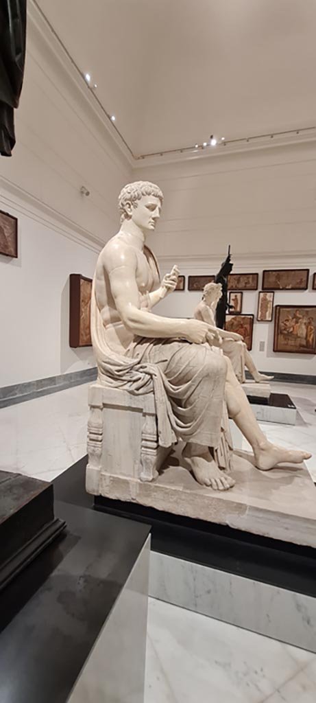 Herculaneum Augusteum. April 2023. 
Side of white marble statue of Claudius, inv. 6056. 
Photo courtesy of Giuseppe Ciaramella.
