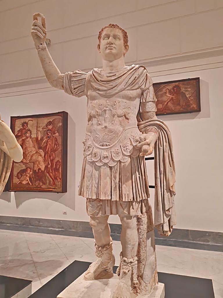 Herculaneum Augusteum. April 2023. 
Detail of white marble statue of the standing breast-plated Titus, inv. 6059. 
On display in “Campania Romana” gallery in Naples Archaeological Museum. Photo courtesy of Giuseppe Ciaramella.
