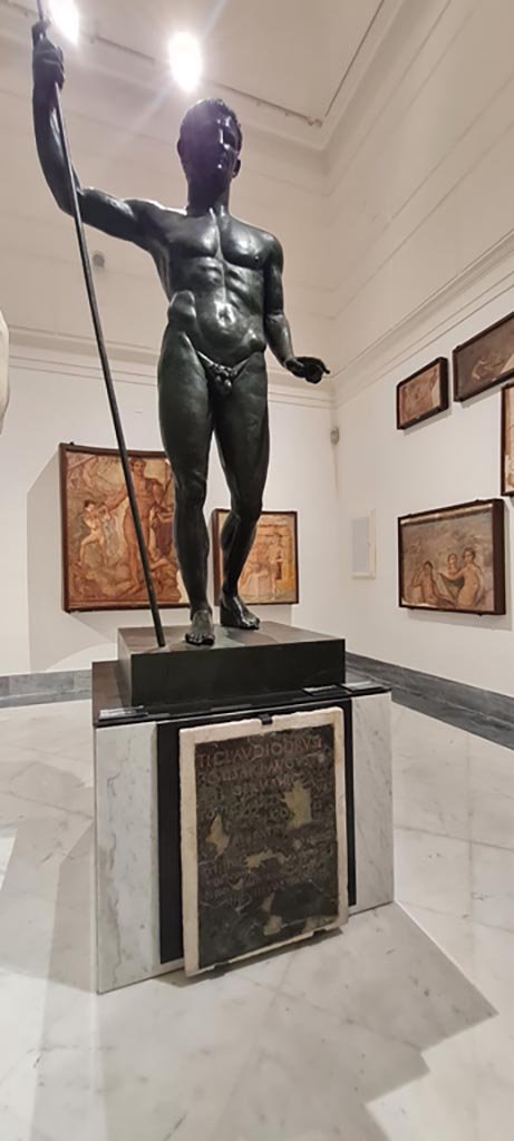 Herculaneum Augusteum. April 2023. 
Bronze statue of Claudius, inv. 5593. Photo courtesy of Giuseppe Ciaramella.
