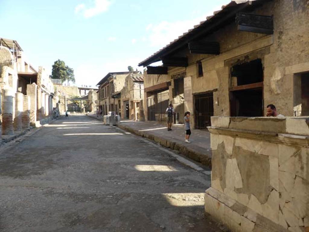 Herculaneum, September 2015. Looking south-east towards Decumanus Maximus, and second statue base on south-east side of arch.