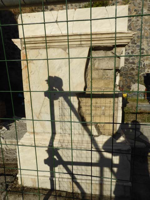 Herculaneum, September 2015. Statue base.