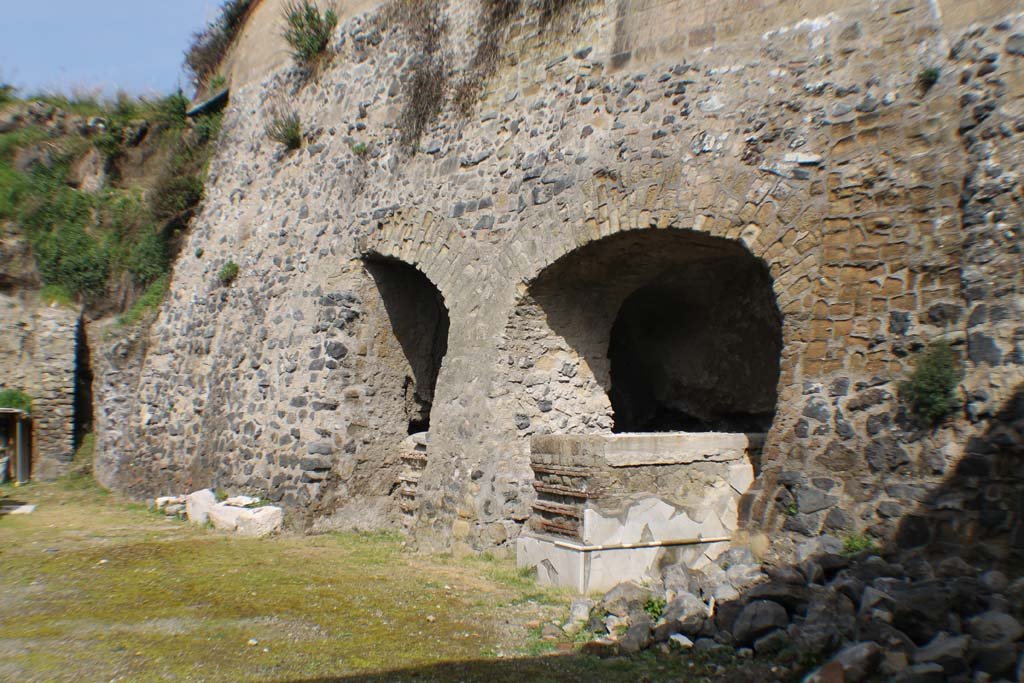 Decumanus Maximus, Herculaneum. March 2014. Looking north-west towards the west side from the four-sided arch.
Foto Annette Haug, ERC Grant 681269 DÉCOR.
