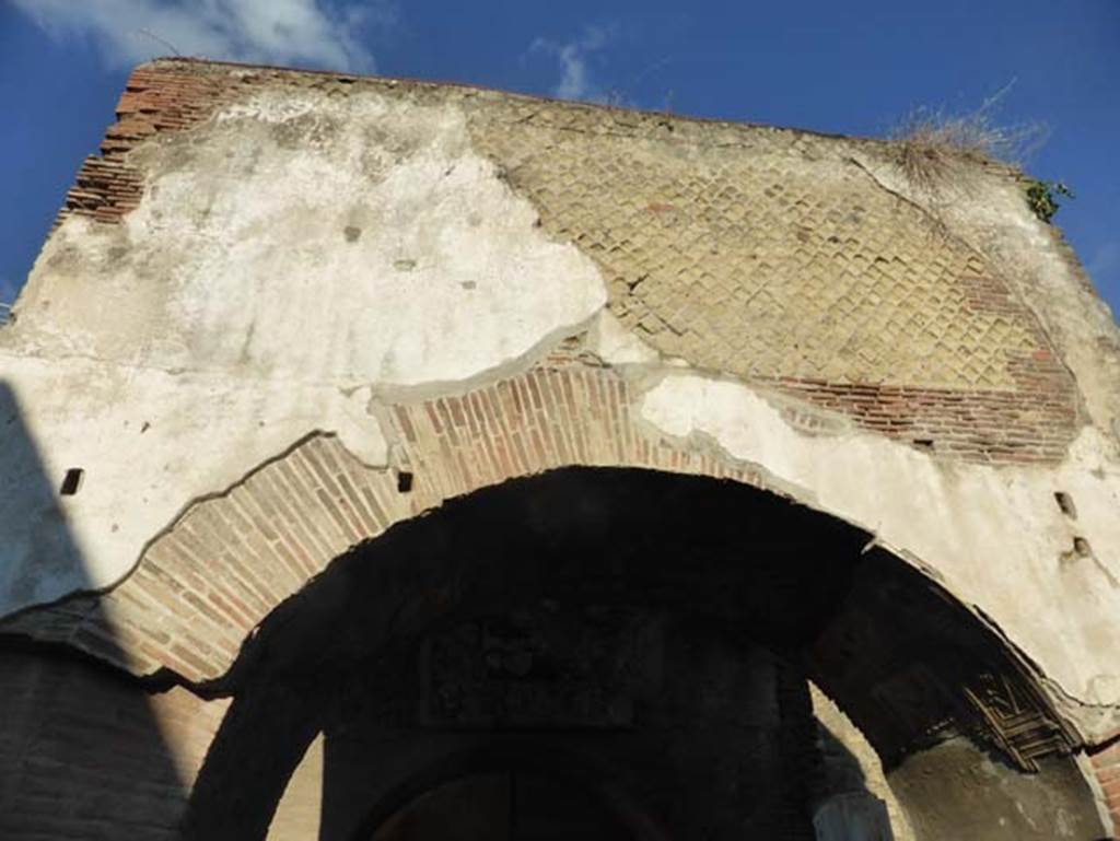 Herculaneum, September 2015. Looking north. The arch was decorated in marble on the façade and simply plastered in white stucco on the sides.
