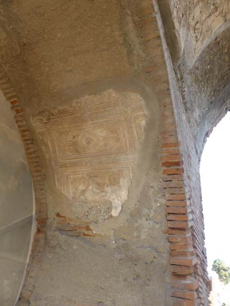 Herculaneum, September 2015. Decorative vaulted ceiling of arch.