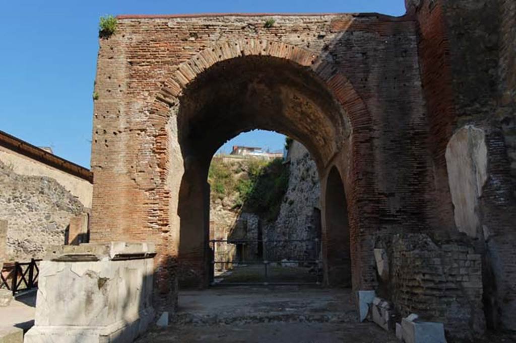 Herculaneum, May 2011. Looking west towards four-sided arch from Decumanus Maximus. 
Photo courtesy of Nicolas Monteix.

