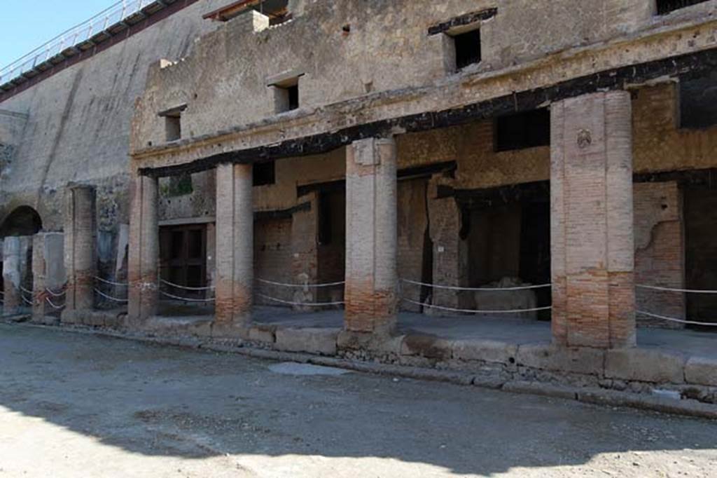 Decumanus Maximus, Herculaneum, May 2011.
Looking towards north side with doorway numbered 1, on left behind pillar, and portico.
Photo courtesy of Nicolas Monteix.

