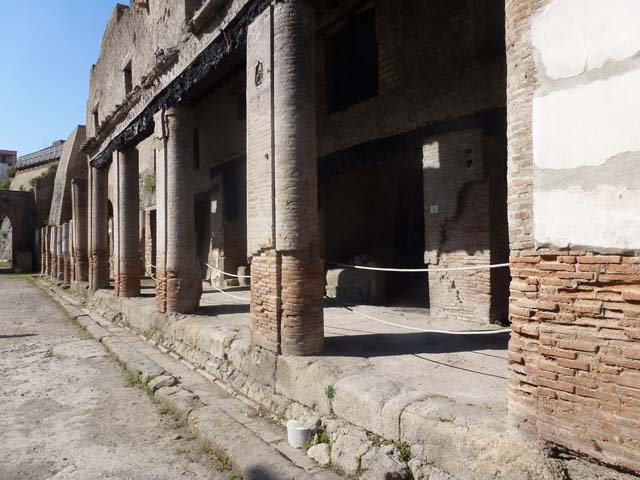Decumanus Maximus, north side, Herculaneum. March 2014. Looking north-west from doorway 6, on right.
Foto Annette Haug, ERC Grant 681269 DÉCOR.

