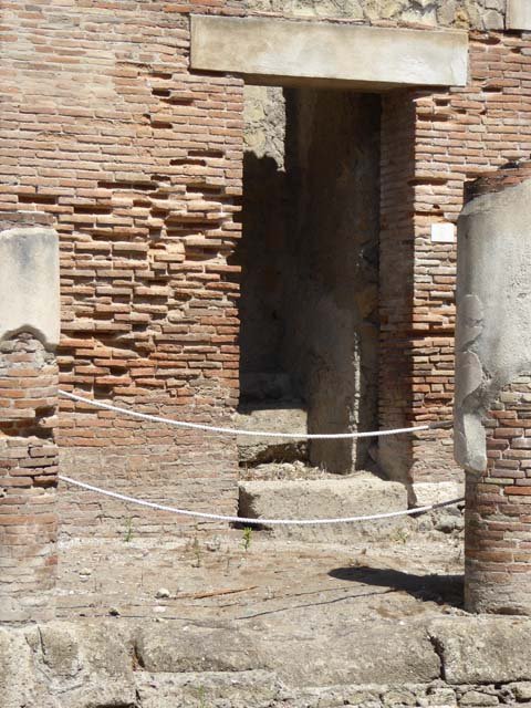 Decumanus Maximus, Herculaneum, September 2015. East end, looking west. 