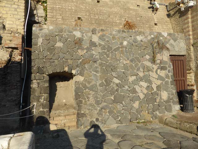 Decumanus Maximus, Herculaneum, September 2015. 
Recess/doorway and buildings across north side of the Decumanus Maximus, east of doorway numbered 11.
