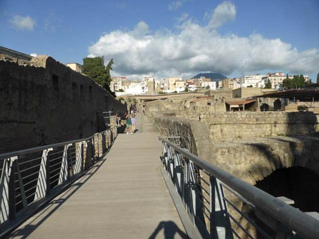 Herculaneum, September 2015. Looking north across access bridge towards roadway known as Cardo III.