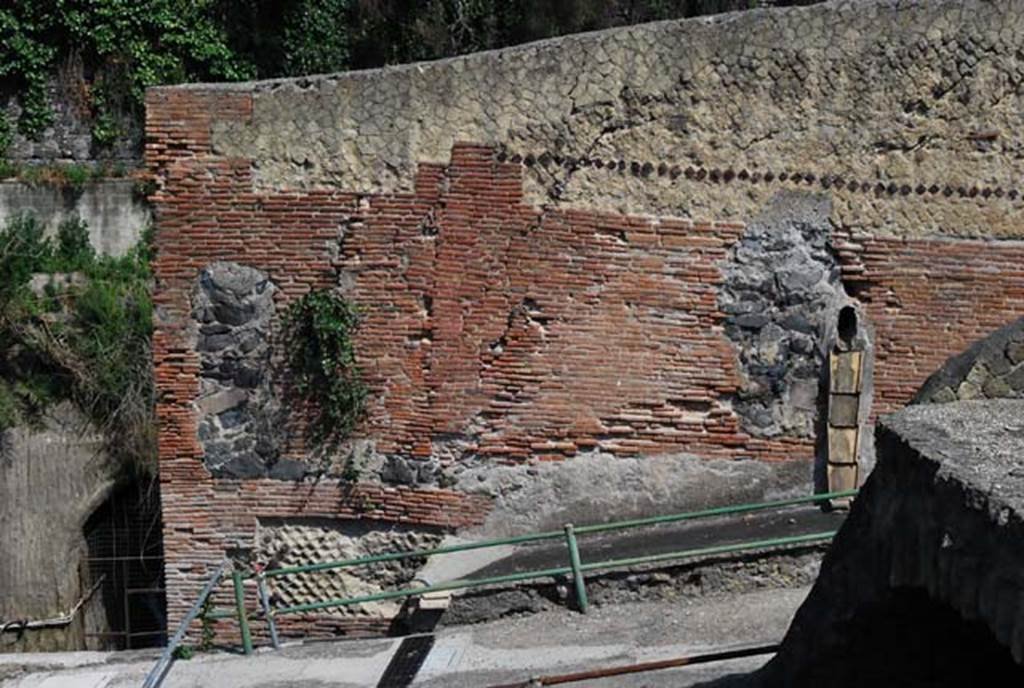 II.1, Herculaneum, June 2008. Looking west to exterior wall in  south-east corner. 
Photo courtesy of Nicolas Monteix.
