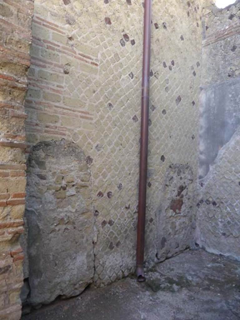 II.2 Herculaneum, September 2015. Looking towards south side of room in north-east corner from peristyle.