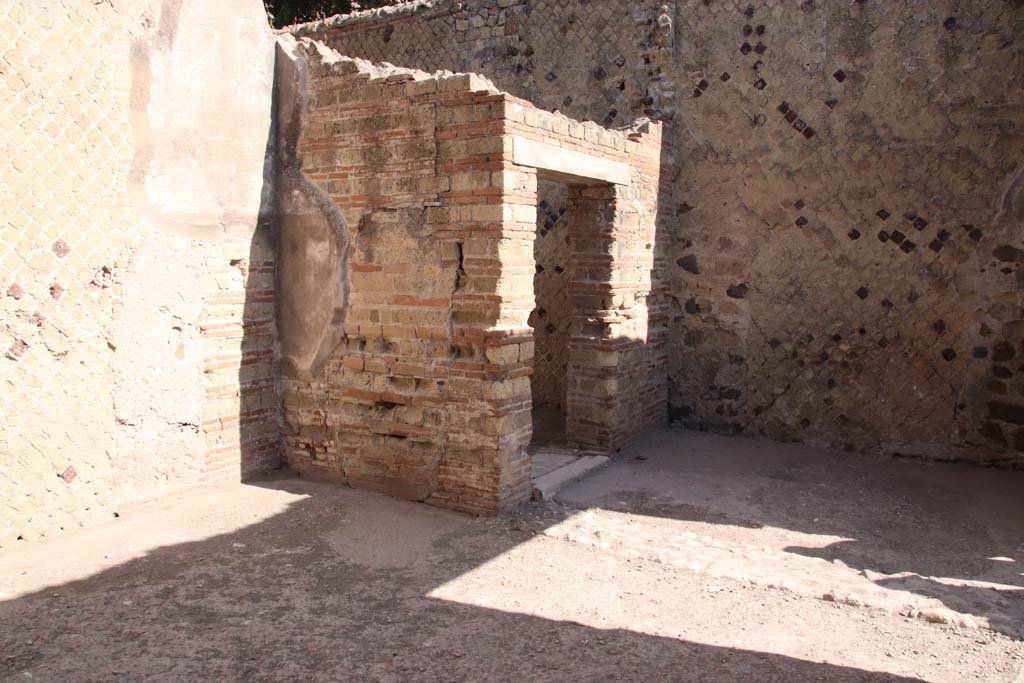 II.2 Herculaneum, September 2019. Looking north-west in entrance room towards room opposite entrance doorway. on right.
Photo courtesy of Klaus Heese.
