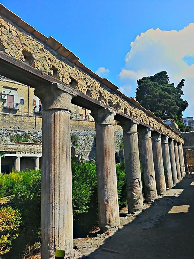 II.2 Herculaneum, September 2015. Upper stuccoed pilaster on north-east corner of peristyle.