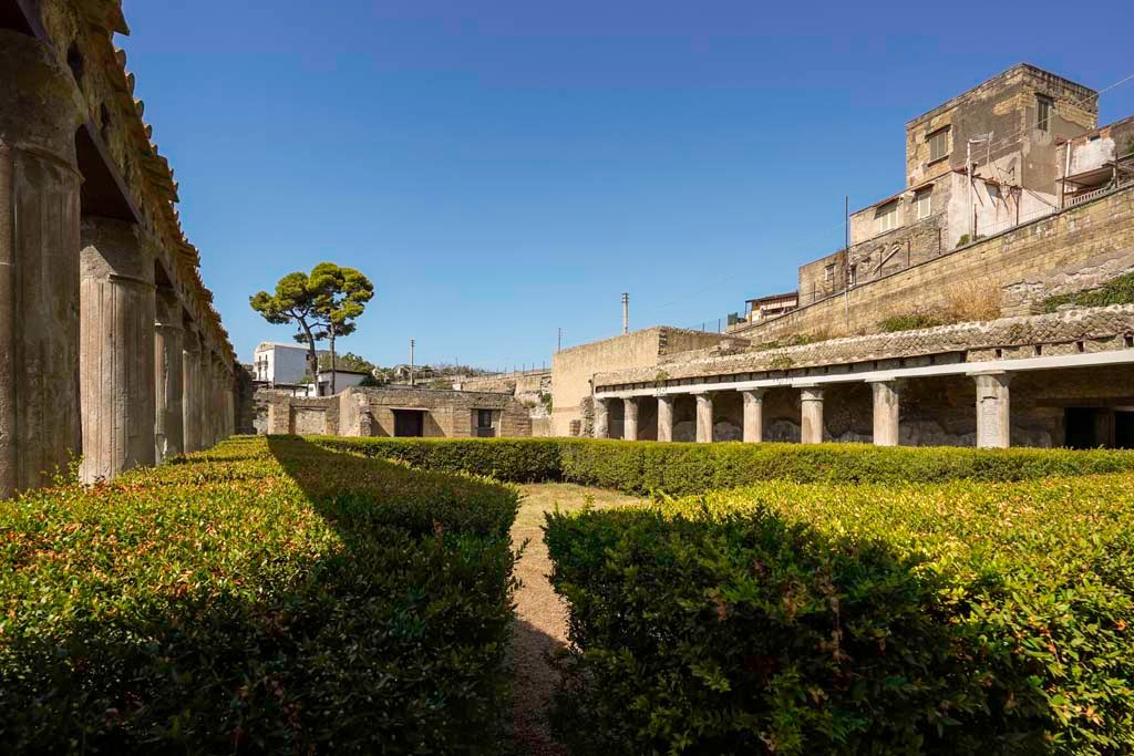 II.2 Herculaneum. August 2021. Looking south-west across peristyle, from north portico. Photo courtesy of Robert Hanson