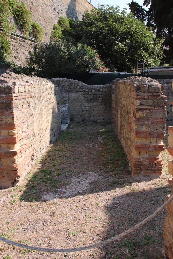 II.2 Herculaneum, September 2021. 
Looking north into corridor/room situated between oecus, on left, and triclinium/exedra, on right. 
Photo courtesy of Klaus Heese.
